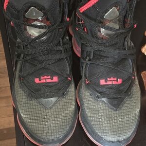 Nike LeBron 19 Bred